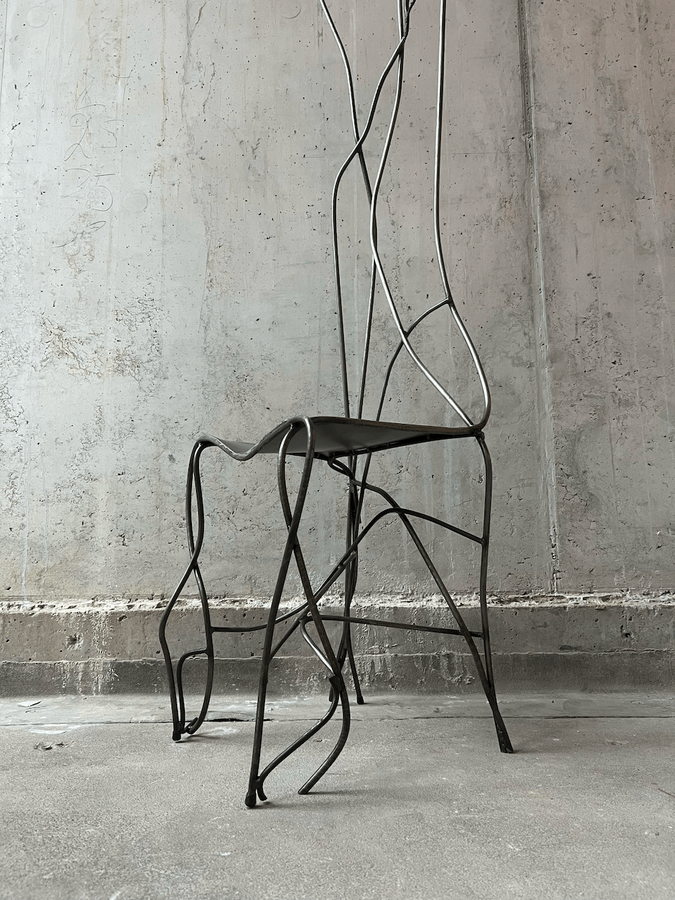 Handmade sculptural metal chair 1980s - Collectors - Net.Work