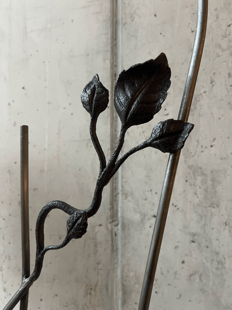 Handmade sculptural metal chair 1980s - Collectors - Net.Work