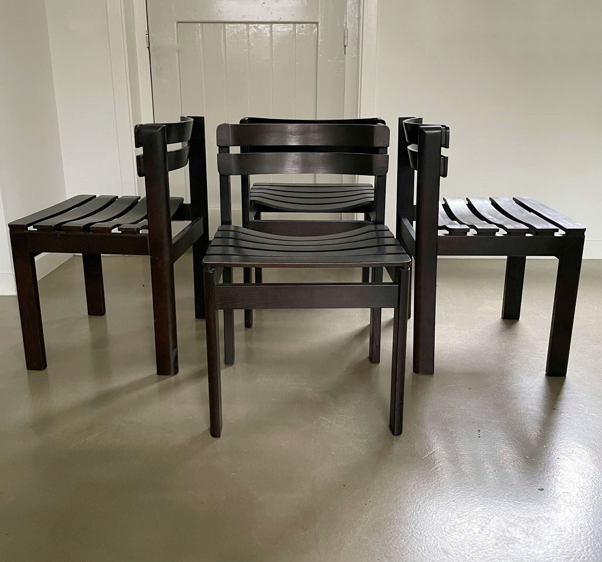 Set of vintage design slat chairs - Collectors - Net.Work